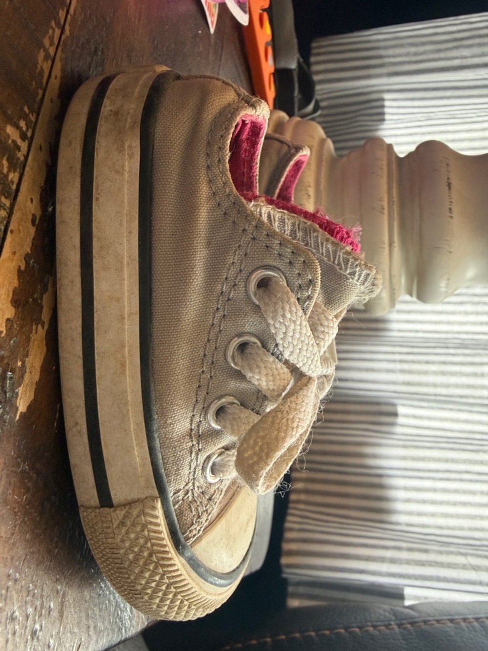 Converse Kids Low-Top Sneakers in Beige with Pink Trim
